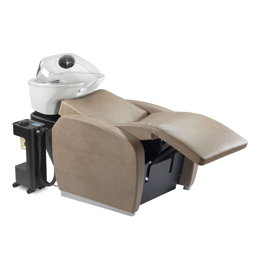 Beiger Friseurstuhl mit integriertem weißen Waschbecken für Haarwäsche im Salon.